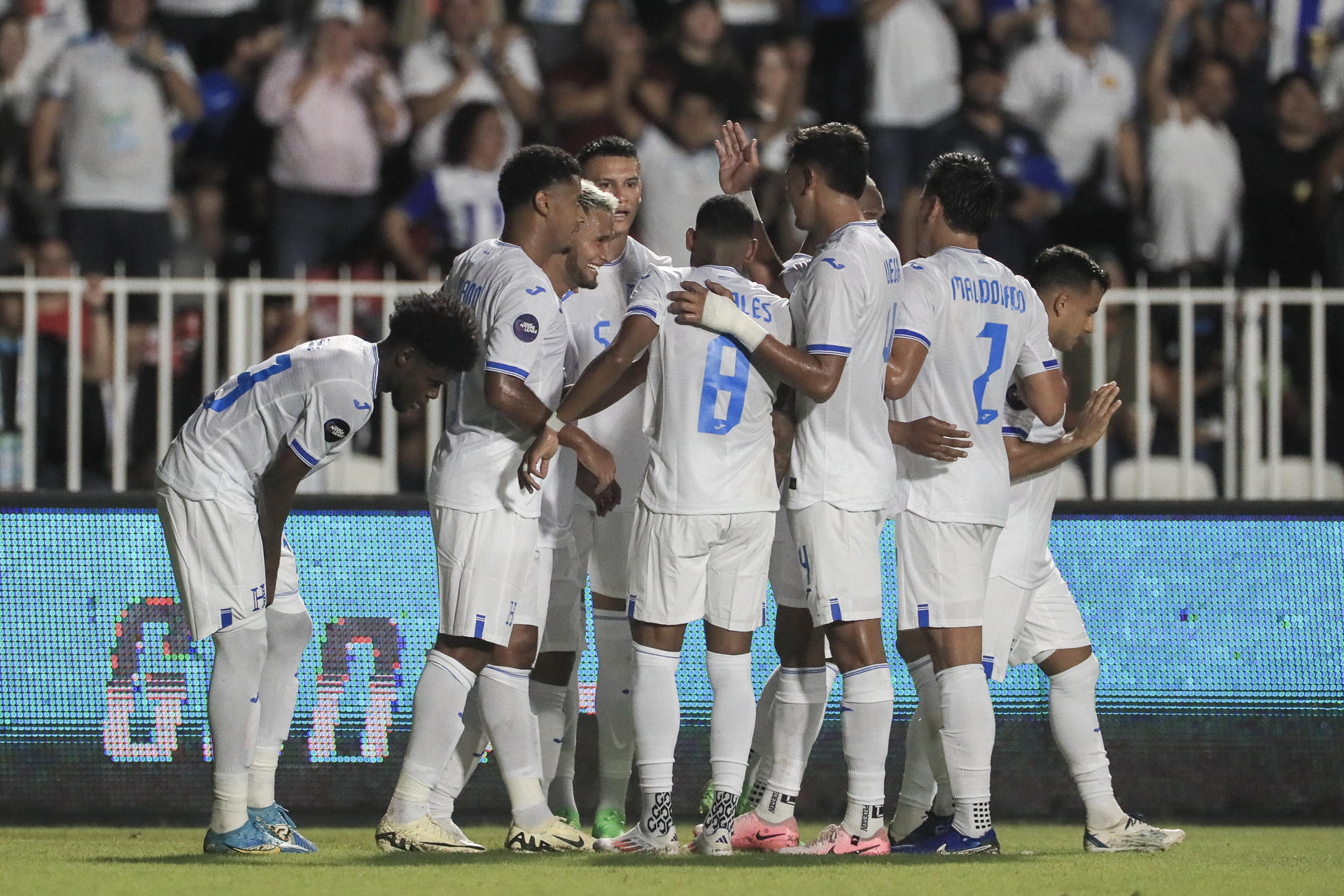 Jugadores de la selección de Honduras celebran este viernes su exhibición ante Trinidad y Tobago en la primera fecha de la Liga de Naciones de la Concacaf, en el estadio Nacional 'Chelato Ucles' en Tegucigalpa. EFE/ Gustavo Amador
