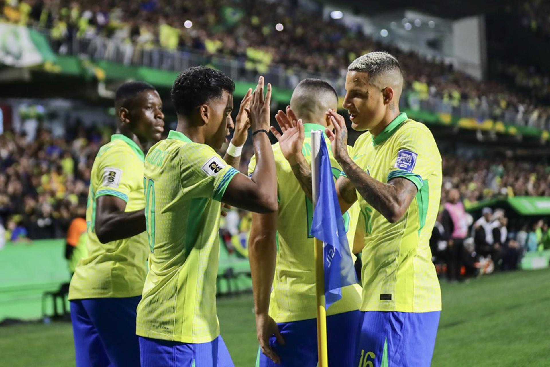 Rodrygo (2i), delantero de Brasil, fue registrado este 6 de septiembre, al celebrar, con varios compañeros de selección, un gol que le anotó a Ecuador, durante un partido de la fecha 7 de las eliminatorias suramericanas al Mundial FIFA de 2026, en el estadio Couto Pereira de Curitiba (Brasil). EFE/Andre Coelho
