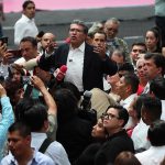 El diputado del Movimiento de Regeneración Nacional (MORENA), Ricardo Monreal, habla con medios de comunicación ayer martes, en la sede alterna 'Sala de Armas' en Ciudad de México (México). EFE/Mario Guzmán