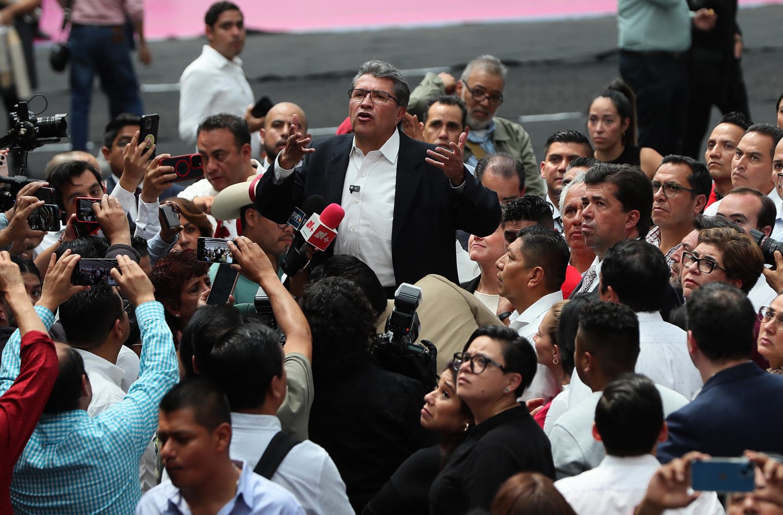 El diputado del Movimiento de Regeneración Nacional (MORENA), Ricardo Monreal, habla con medios de comunicación ayer martes, en la sede alterna 'Sala de Armas' en Ciudad de México (México). EFE/Mario Guzmán