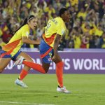 Yunaira Jessely López (d), de Colombia, celebra su gol del partido del grupo A del Mundial Femenino sub-20 ante Australia en el estadio El Campín en Bogotá (Colombia). EFE/ Mauricio Dueñas Castañeda