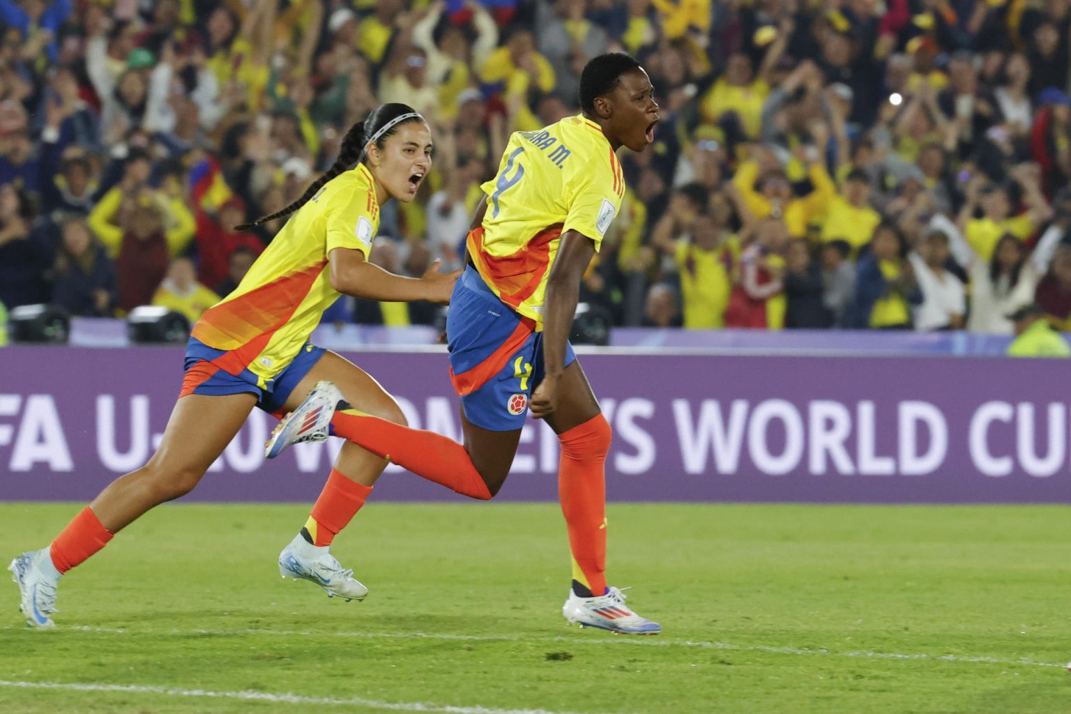 Yunaira Jessely López (d), de Colombia, celebra su gol del partido del grupo A del Mundial Femenino sub-20 ante Australia en el estadio El Campín en Bogotá (Colombia). EFE/ Mauricio Dueñas Castañeda