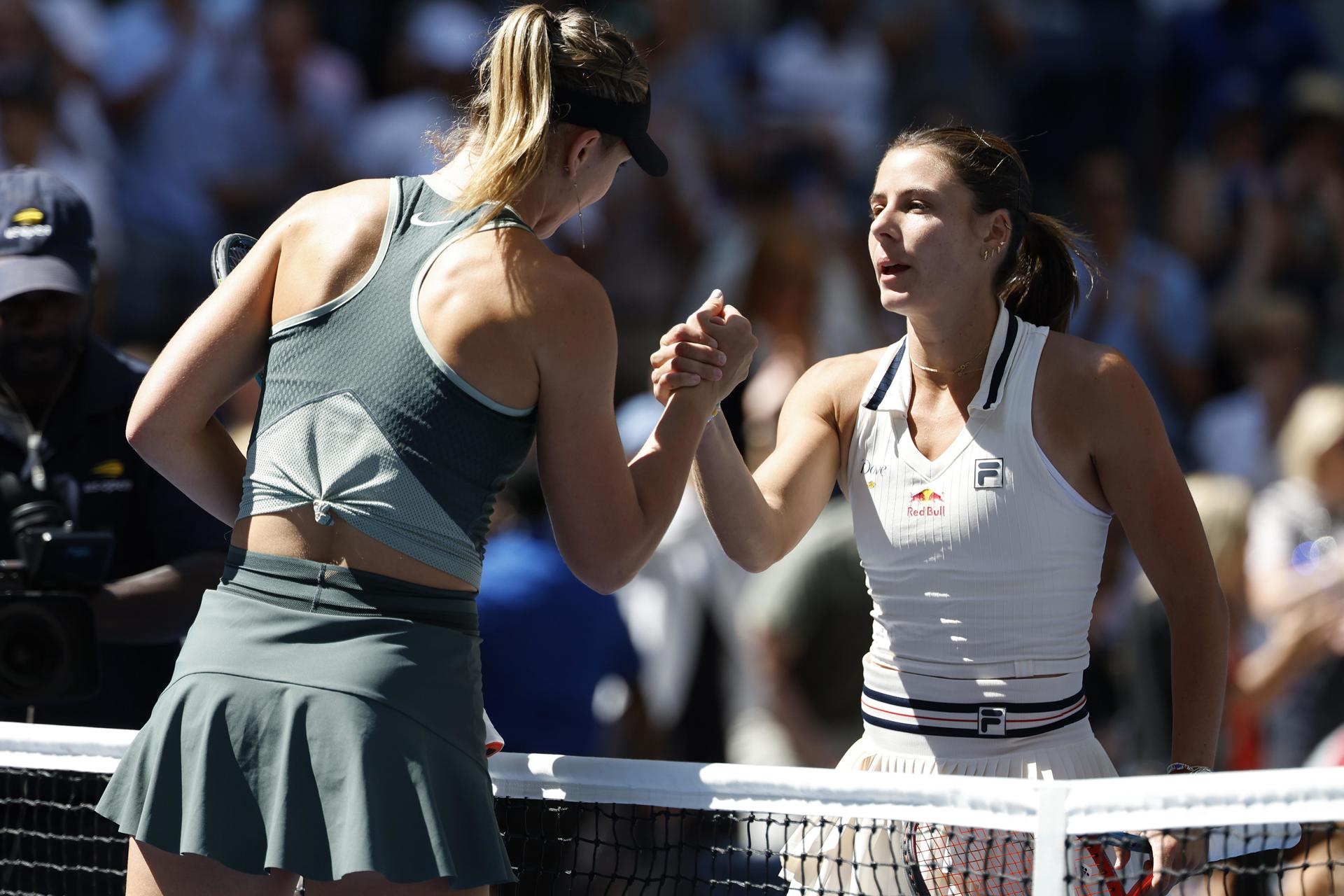 Emma Navarro (d) se impuso ante Paula Badosa por 6-2 y 7-5 en una hora y 12 minutos en el Abierto de Estados Unidos. EFE/EPA/JOHN G. MABANGLO
