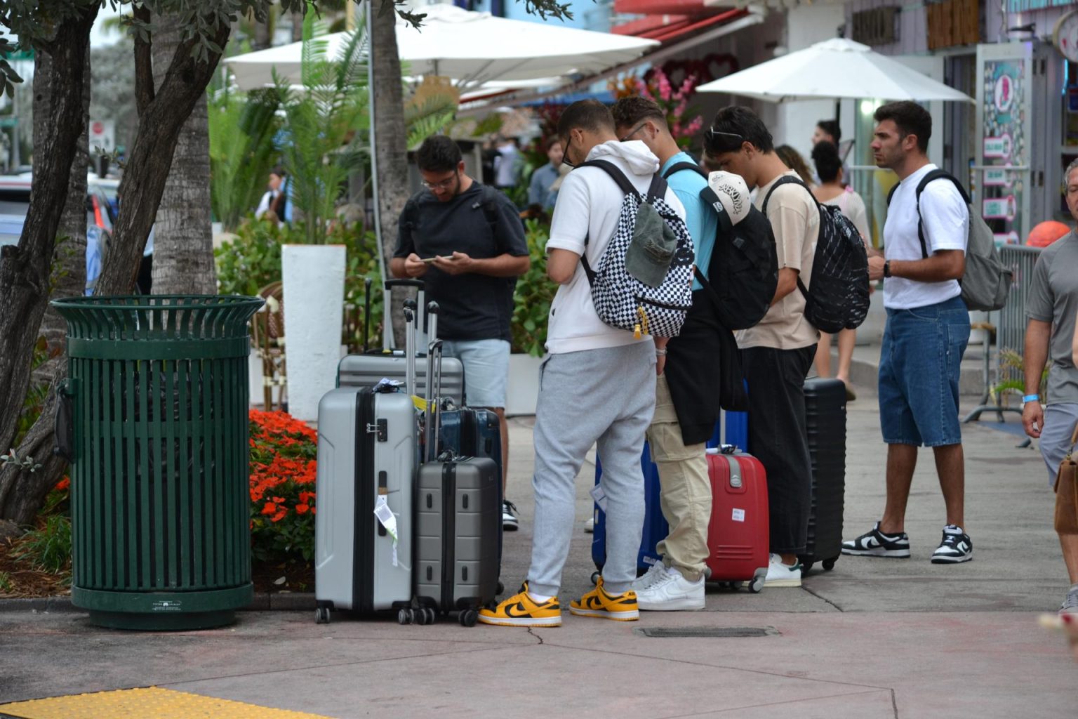 Un grupo de jóvenes turistas espera por un taxi junto a sus maletas el en la turística calle de Ocean Drive, en Miami Beach, Florida (EE.UU.). Imagen de archivo. EFE/ Antoni Belchi