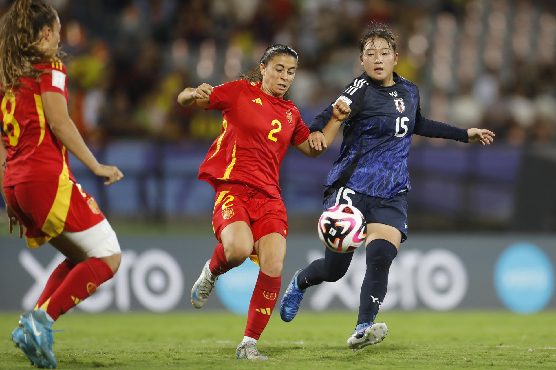 La española Judit Pujols disputa el balón con Miku Hayama (d) en el partido de cuartos de final en el estadio Atanasio Girardot en Medellín (Colombia). EFE/ Luis Eduardo Noriega Arboleda
