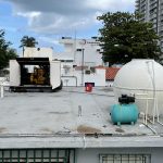 Fotografía de archivo que muestra un generador eléctrico y una cisterna de agua instalados en el tejado de un negocio en Puerto Rico. EFE/Marina Villén