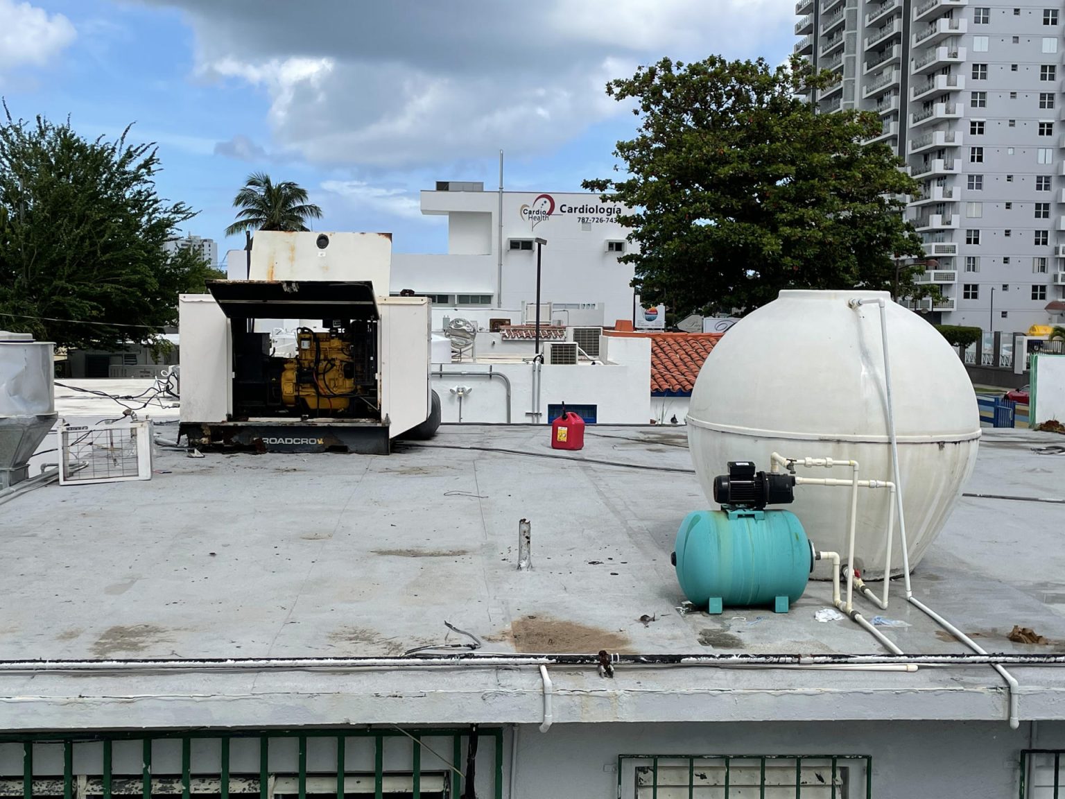 Fotografía de archivo que muestra un generador eléctrico y una cisterna de agua instalados en el tejado de un negocio en Puerto Rico. EFE/Marina Villén