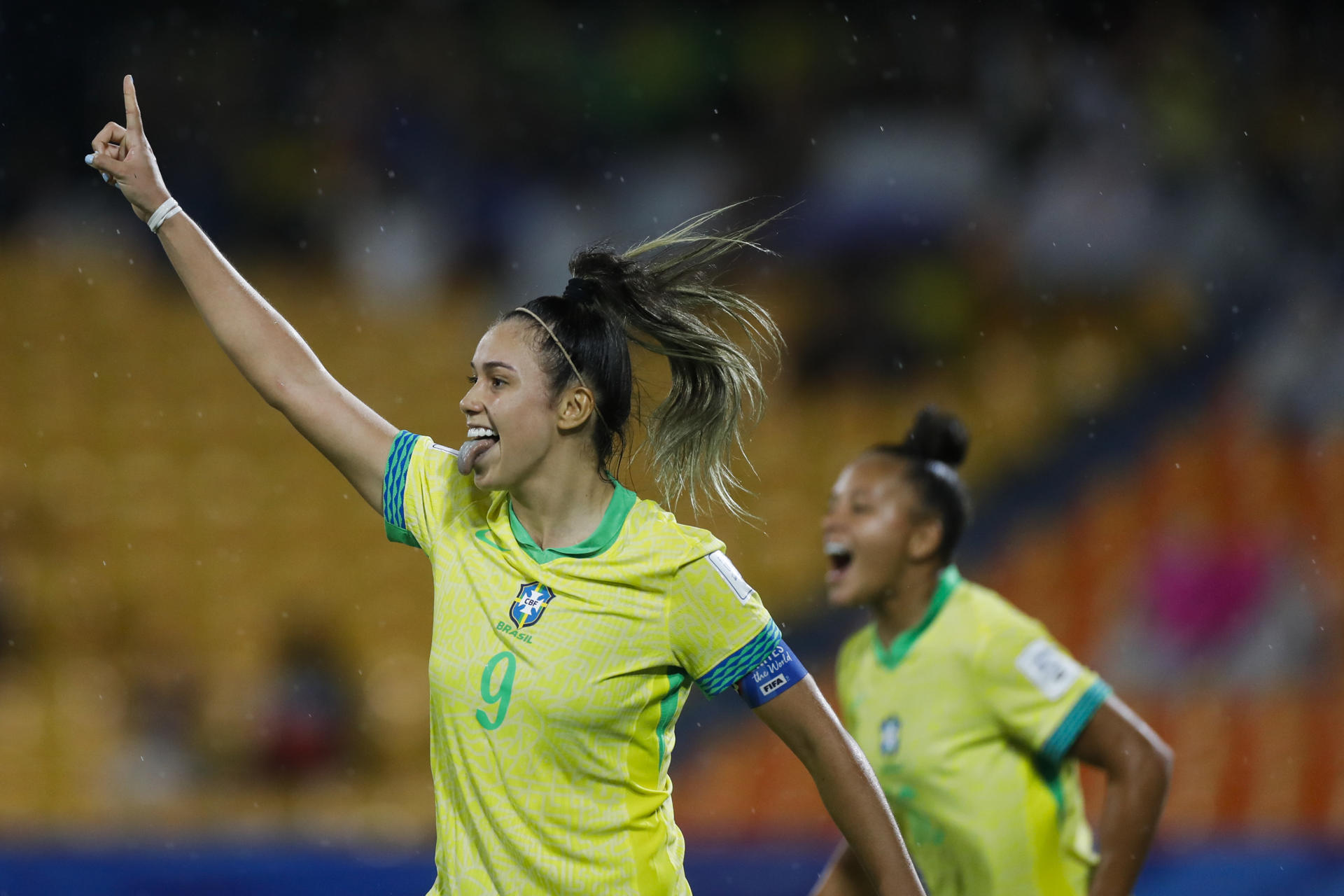 Priscila celebra el tercer gol de Brasil ante Francia en partido del grupo B del Mundial Femenino sub-20 en Medellín (Colombia). EFE/ Luis Eduardo Noriega Arboleda
