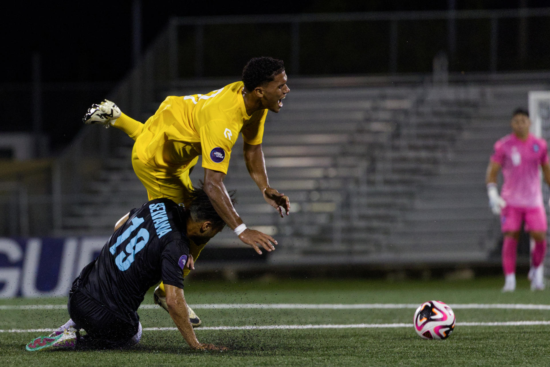 Jaden Serranía (abajo) de Puerto Rico y Javier Jiménez de Aruba disputan un balón durante un partido de la Liga de Naciones de la Concacaf entre Puerto Rico y Aruba . EFE/Thais Llorca
