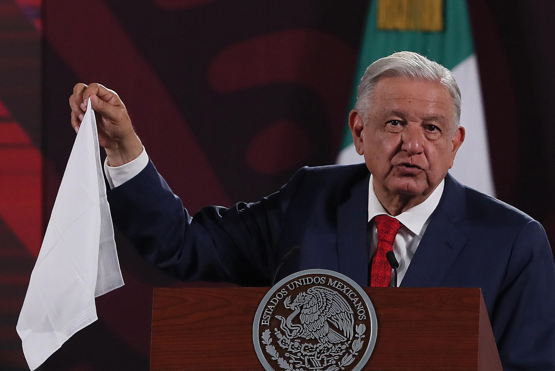 El presidente de México, Andrés Manuel López Obrador, habla durante su conferencia de prensa matutina este lunes, en Palacio Nacional en la Ciudad de México (México). EFE/ Mario Guzmán
