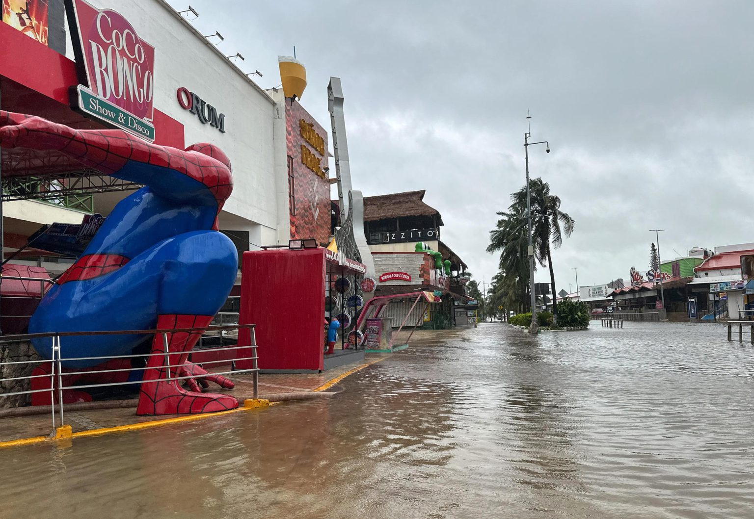 Fotografía de las inundaciones provocadas por el huracán Helene, este miércoles en el balneario de Cancún, en Quintana Roo (México). EFE/Alonso Cupul