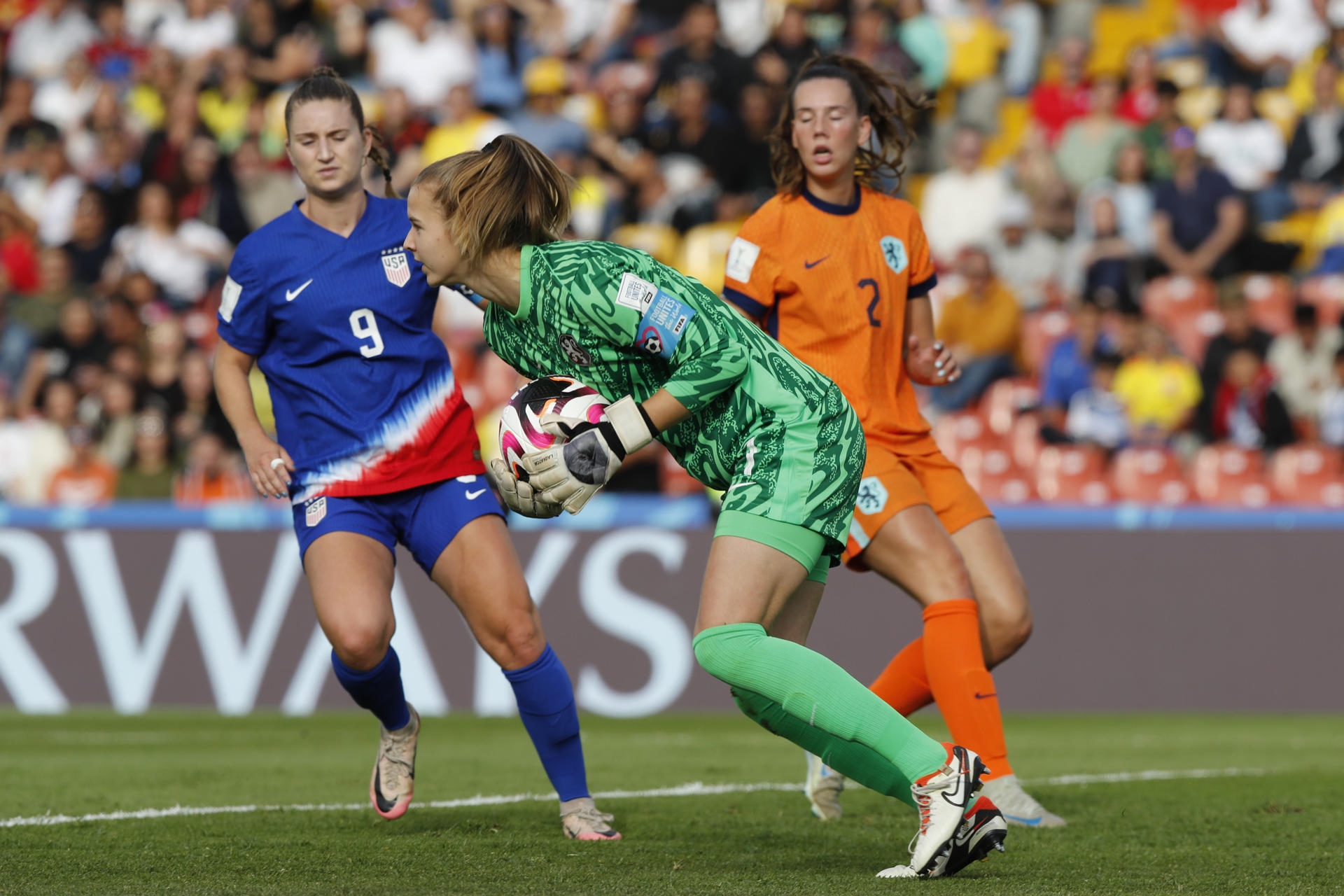 Femke Liefting de Países Bajos controla un balón este sábado, en un partido por el tercer lugar de la Copa Mundial Femenina sub-20. EFE/ Vannessa Jiménez
