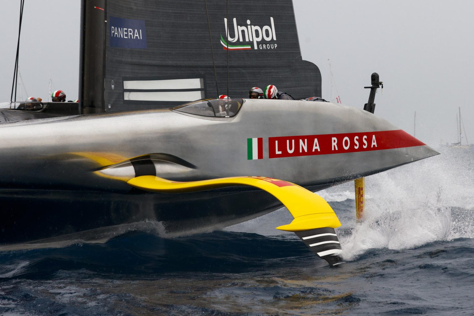 -El barco italiano Luna Rossa Prada Pirelli, durante la quinta jornada de la 'Round Robin' (ronda clasificatoria) de la Copa del América de Barcelona.EFE/ Quique García