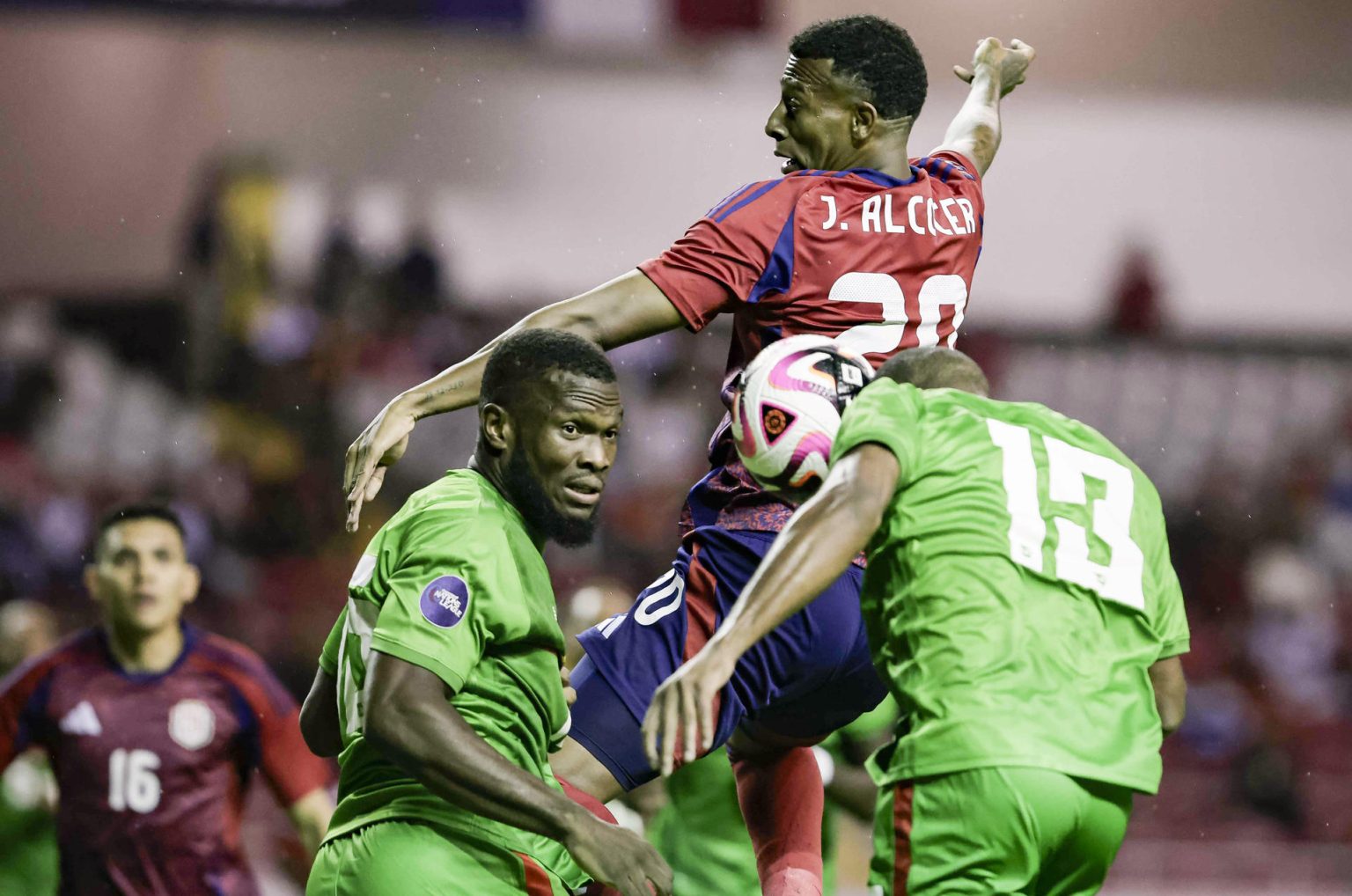 Pasaje del partido de la Liga de las Naciones de la Concacaf que la selección de Costa Rica ganó este jueves a la Guadalupe en el comienzo de la era del entrenador argentino Claudio Vivas. EFE/ Jeffrey Arguedas