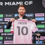 Fotografía de archivo cedida por el Inter Miami CF donde aparece el astro argentino Lionel Messi mostrando su camiseta número 10. EFE/Inter Miami