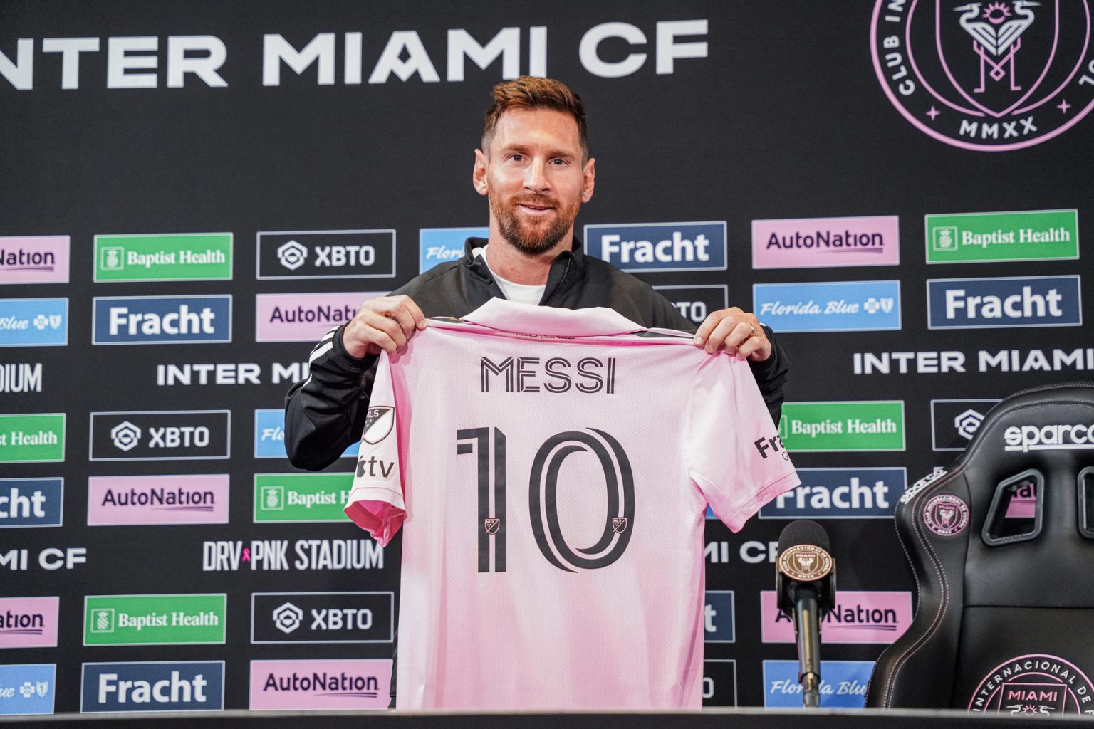 Fotografía de archivo cedida por el Inter Miami CF donde aparece el astro argentino Lionel Messi mostrando su camiseta número 10. EFE/Inter Miami