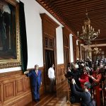 El presidente de México, Andrés Manuel López Obrador, devela su retrato en el Palacio Nacional este lunes, en Ciudad de México (México). EFE/ Sáshenka Gutiérrez