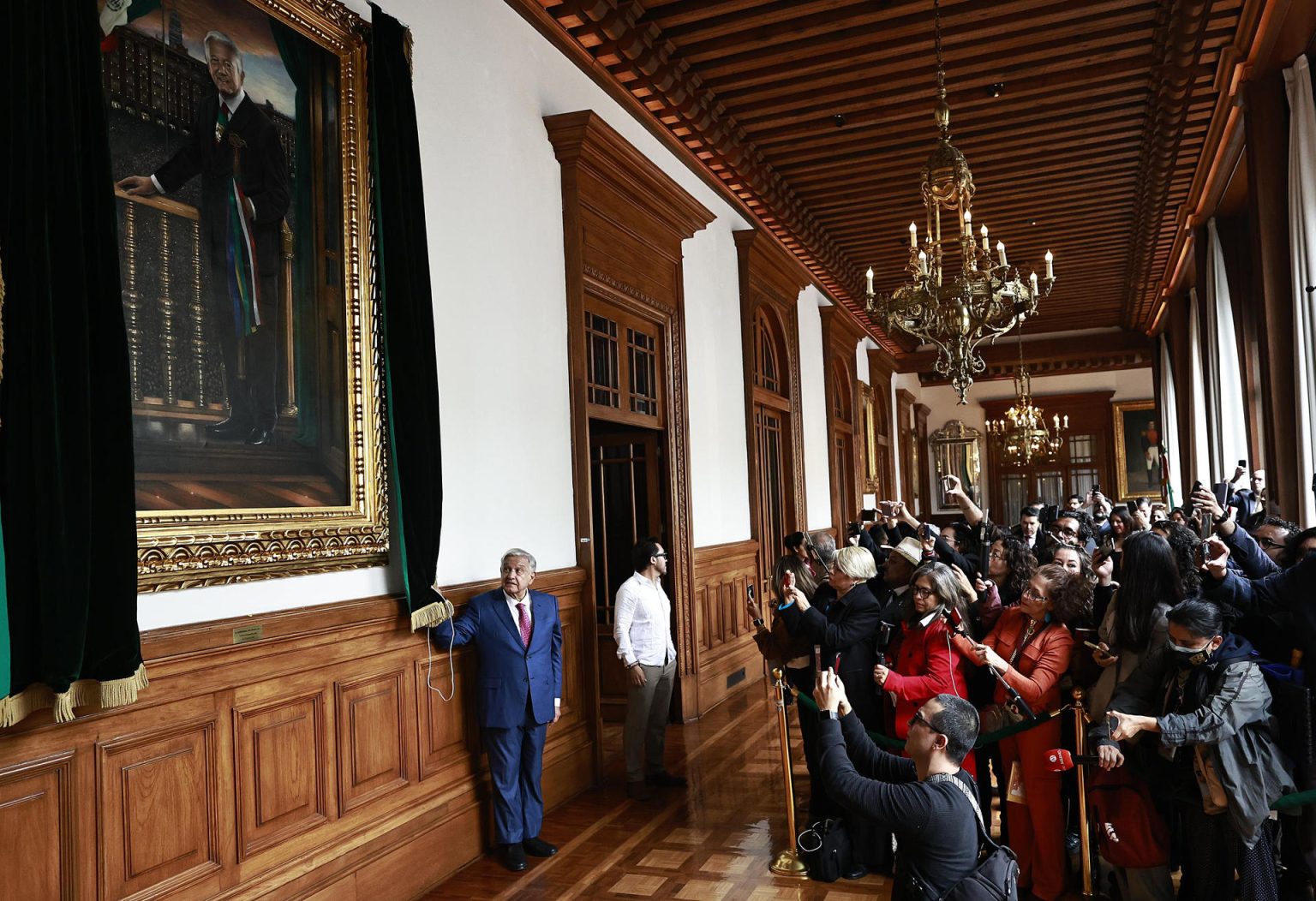 El presidente de México, Andrés Manuel López Obrador, devela su retrato en el Palacio Nacional este lunes, en Ciudad de México (México). EFE/ Sáshenka Gutiérrez