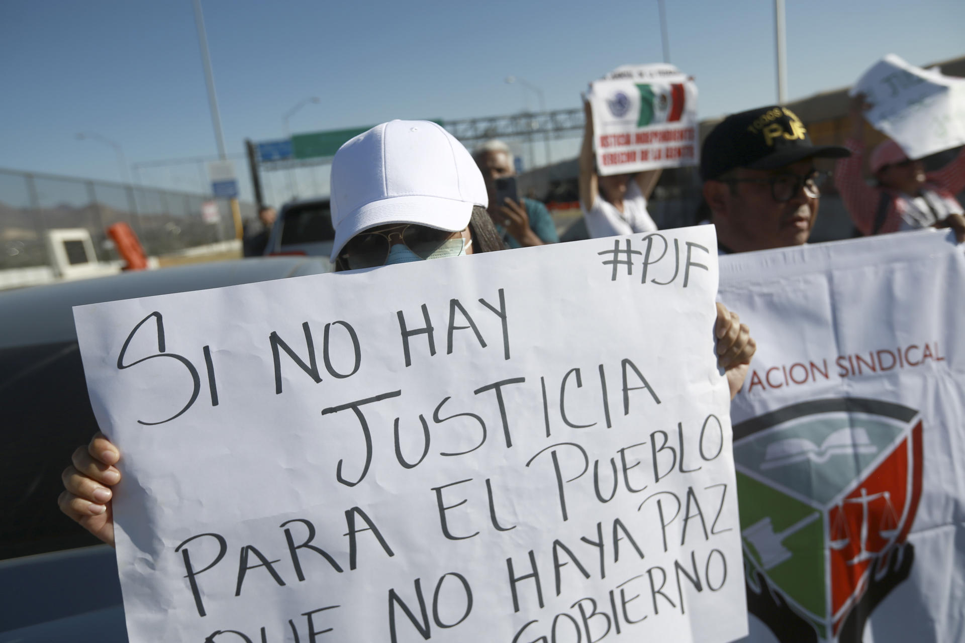 Personal del Poder Judicial de la Federación protesta contra la Reforma Judicial en el Puente Internacional Córdova de las Américas este viernes en Ciudad Juárez (México). EFE/Luis Torres
