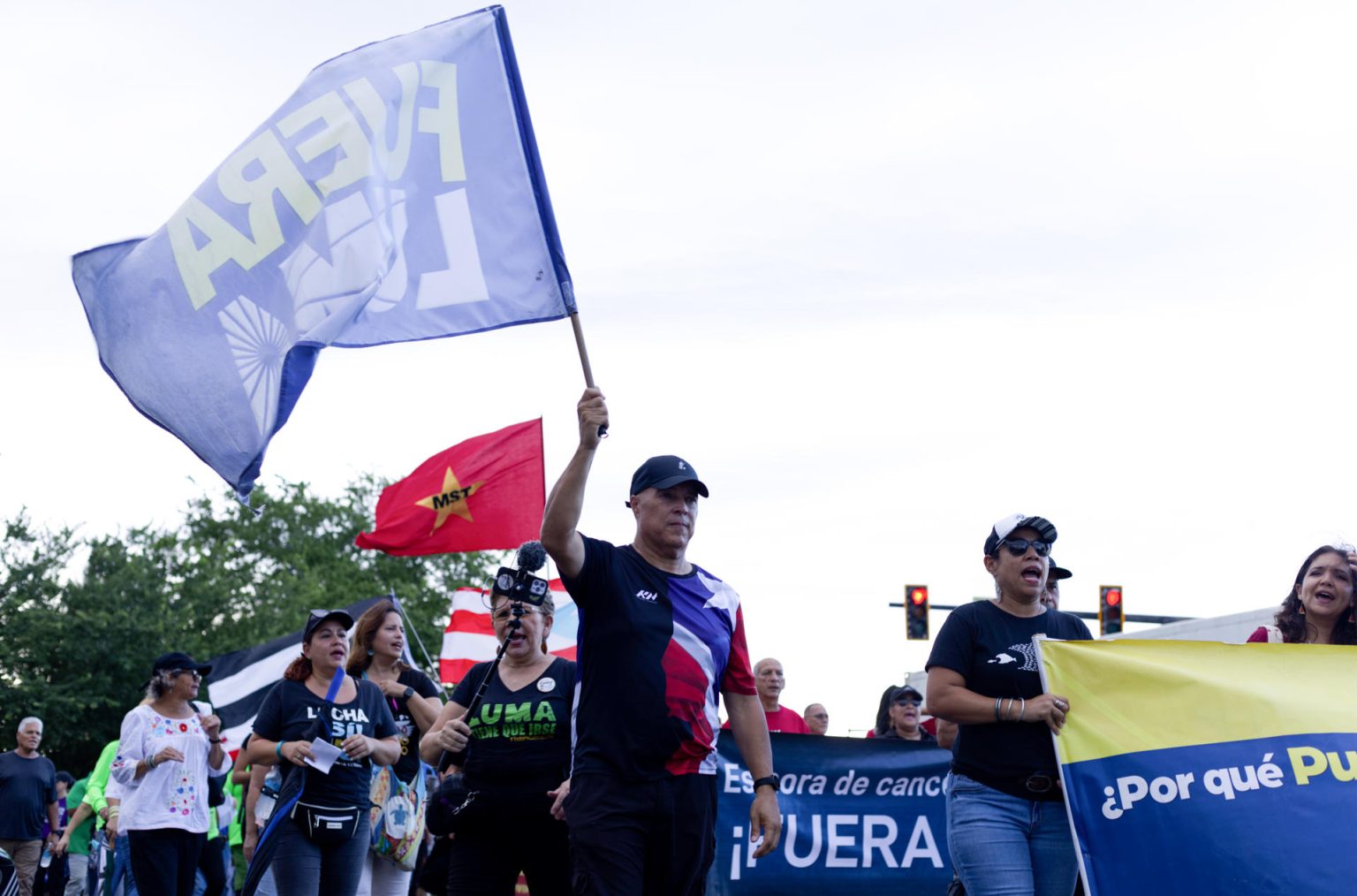 Organizaciones, sindicatos y ciudadanos se manifiestan en contra de Luma Energy y Genera, privatizadoras de la energía eléctrica, este viernes en San Juan (Puerto Rico). EFE/Thais Llorca