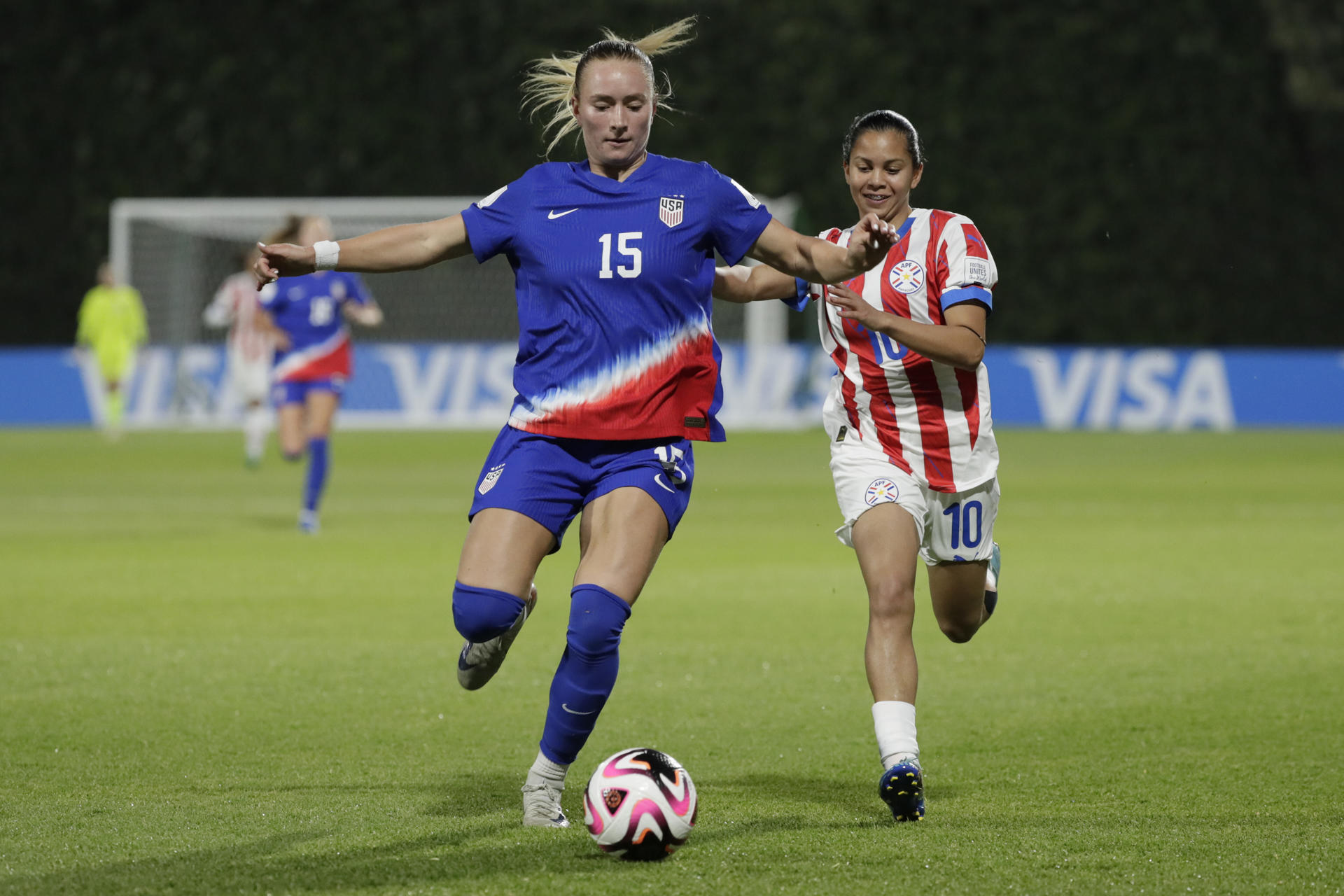 Heather Suzanne Gilchrist (i) de Estados Unidos disputa un balón con Maria Fátima Acosta de Paraguay en un partido del grupo C de la Copa Mundial Femenina sub-20. EFE/ Carlos Ortega
