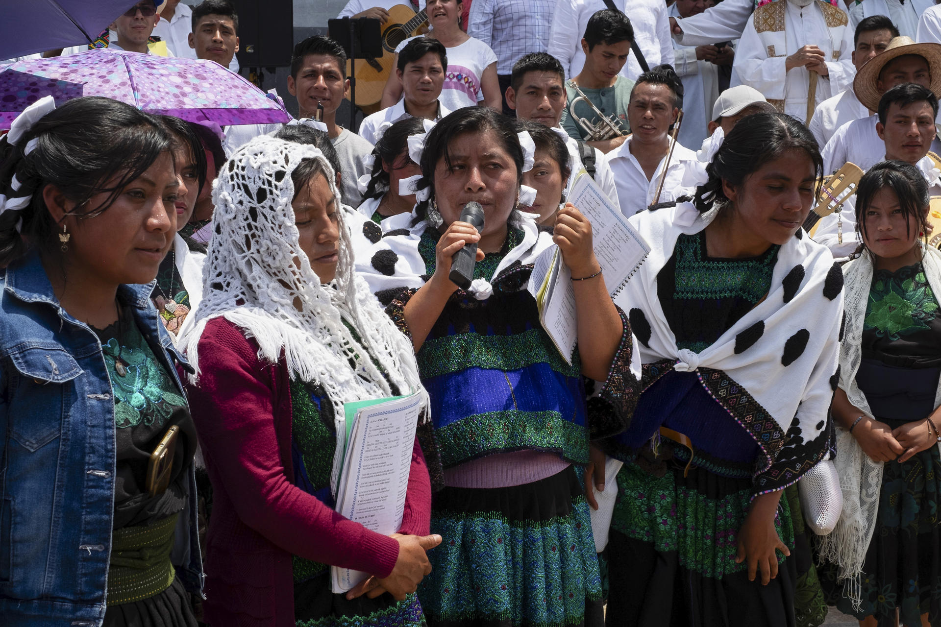 Indígenas se manifiestan por la paz y contra el aumento de la violencia del narcotráfico en el estado de Chiapas, este viernes en Tuxtla Gutiérrez (México). EFE/Carlos López
