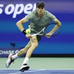 El italiano Jannik Sinner este lunes en acción contra Tommy Paul en el US Open. EFE/EPA/JOHN G MABANGLO