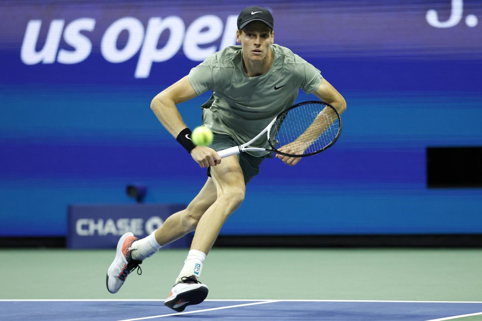 El italiano Jannik Sinner este lunes en acción contra Tommy Paul en el US Open. EFE/EPA/JOHN G MABANGLO