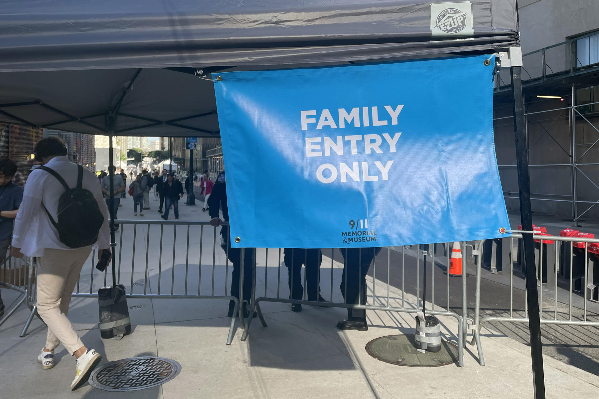 Fotografía de la entrada para familiares de las víctimas del 11-S al acto conmemorativo este miércoles, en Nueva York (EE.UU.). EFE/ Alicia Sánchez
