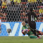 Luisa Agudelo (c) portera de Colombia atrapa el balón en un partido de la Copa Mundial Femenina sub-20. EFE/ Luis Eduardo Noriega Arboleda