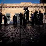 Fotografía de archivo de un grupo de periodistas en la puerta de la Fiscalía General de San Isidro en el inicio de la indagatorias a los acusados por la muerte de Diego Maradona. EFE/ Juan Ignacio Roncoroni