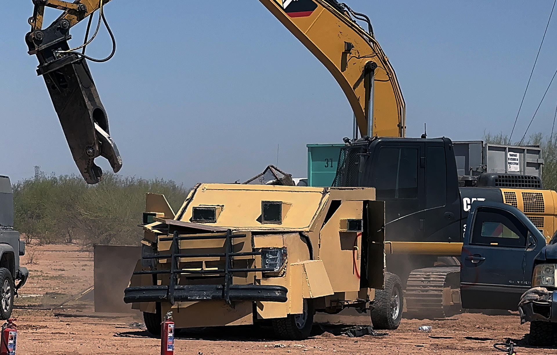 Vehículos con blindaje artesanal, decomisados por la Fiscalía General de la República (FGR), son destruidos el 13 de septiembre de 2024, en la ciudad de Hermosillo en Sonora (México). EFE/Daniel Sánchez
