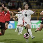 Isabell Schneiderbauer (i) de Austria disputa un balón con Manaka Matsukubode Japón en un partido del grupo E de la Copa Mundial Femenina sub-20. EFE/ Carlos Ortega