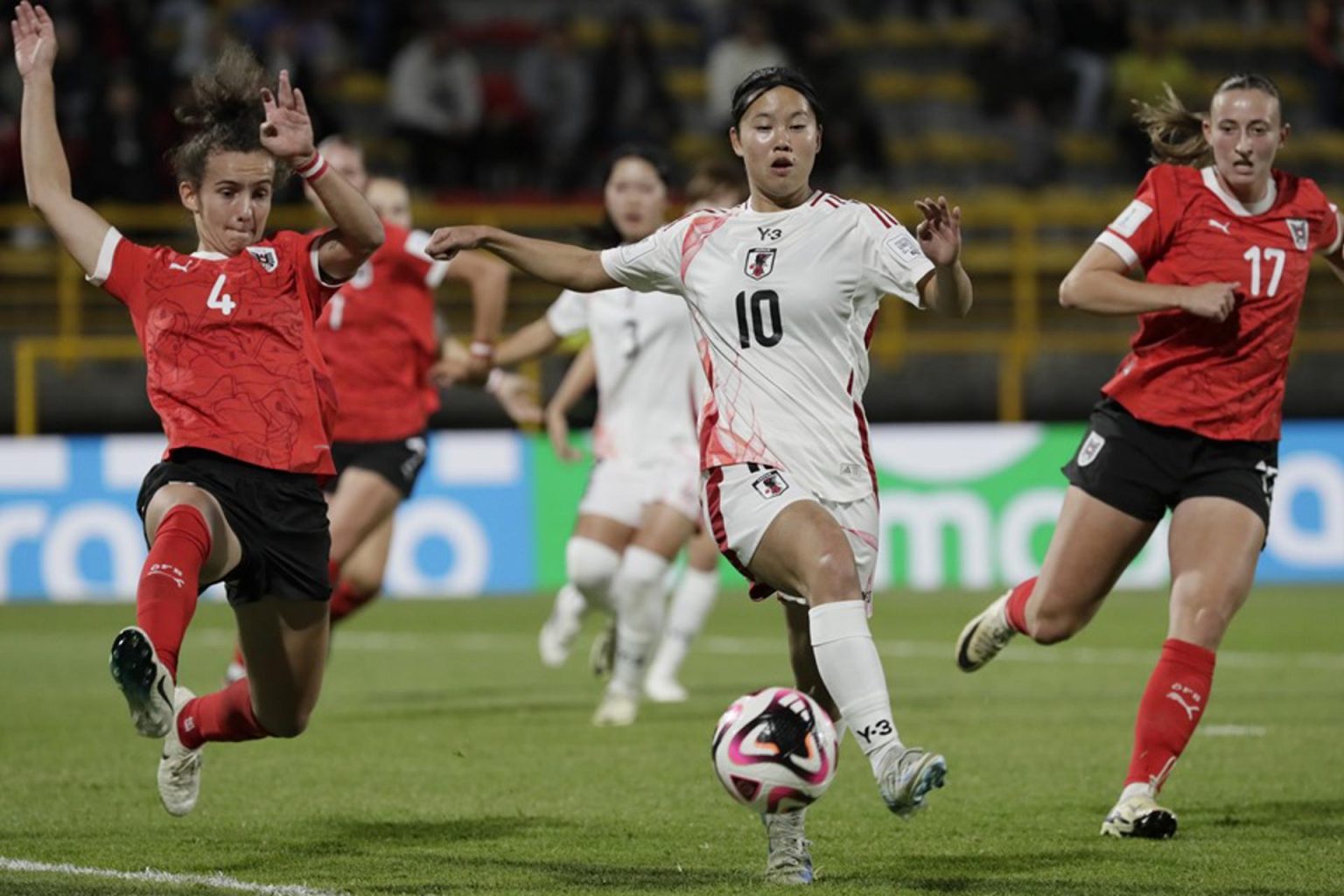 Isabell Schneiderbauer (i) de Austria disputa un balón con Manaka Matsukubode Japón en un partido del grupo E de la Copa Mundial Femenina sub-20. EFE/ Carlos Ortega