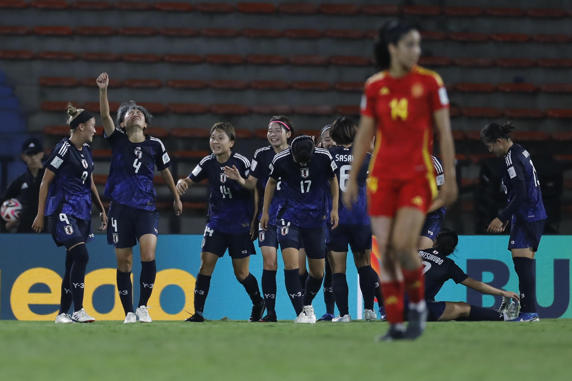 Hiromi Yoneda (2-i) celebra su gol ante España que le dio el pase a Japón a las semifinales del Mundial Femenino sub-20. EFE/ Luis Eduardo Noriega Arboleda
