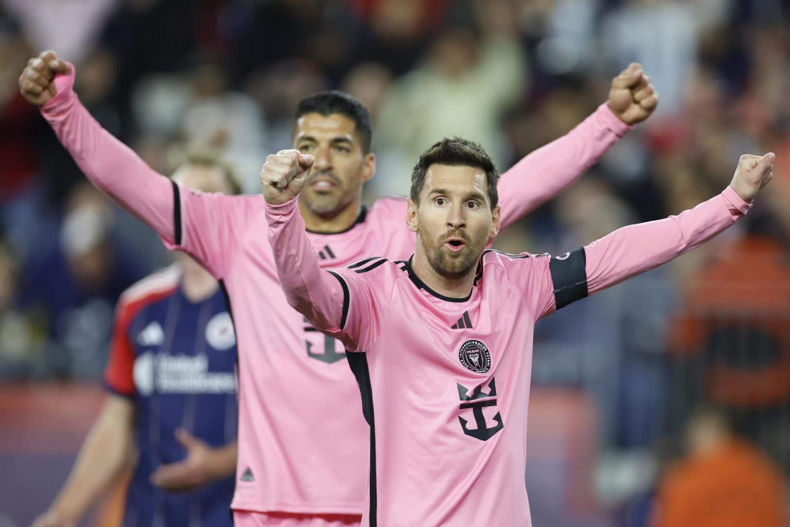 Fotografía de archivo del argentino Lionel Messi, quien reapareció este sábado en un partido del Inter Miami con dos goles y una asistencia a su compañero, el uruguayo Luis Suárez (i). EFE/EPA/CJ GUNTHER