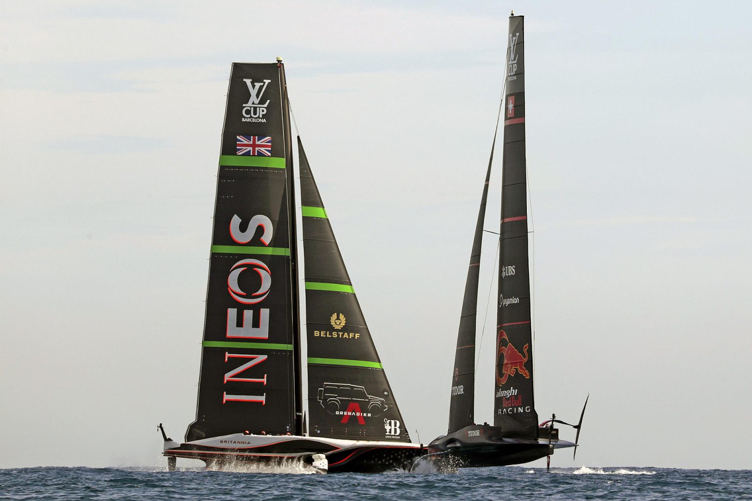 El Alinghi Red Bull Racing suizo (d) aprovechó este lunes la falta de viento para ganar, tras 41:22 minutos, al INEOS Britannia (i) y así conseguir su primer triunfo en las semifinales de la Copa Louis Vuitton-Torneo de Desafiantes, aunque los británicos dominan el emparejamiento con un contundente 4-1. EFE/Toni Albir