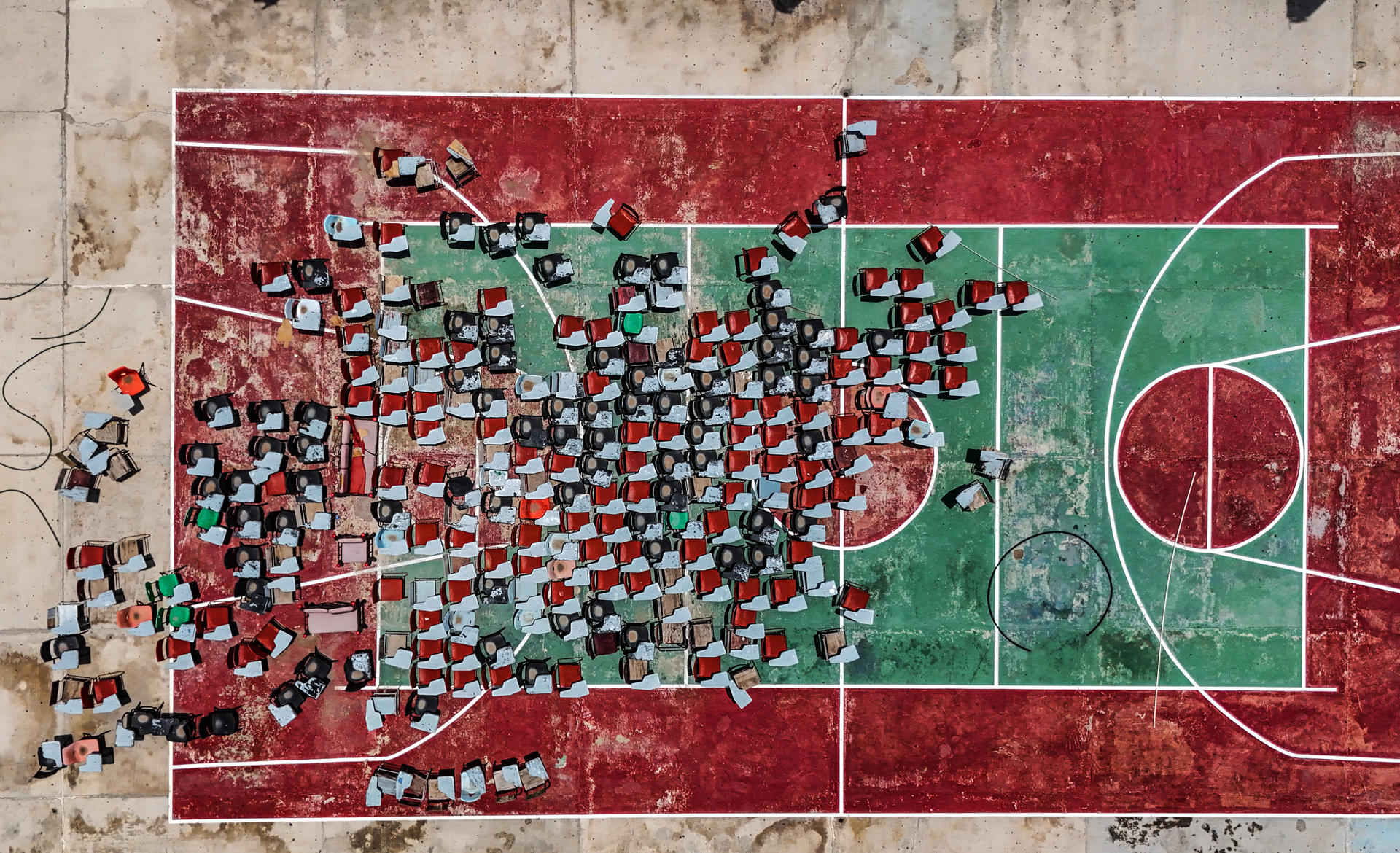 Fotografía aérea que muestra butacas en el patio de una escuela de bachillerato, este jueves en la ciudad de Acapulco (México). EFE/David Guzmán
