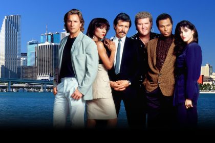 Fotograma cedido por NBCUniversal donde aparece el elenco de la serie Miami Vice, que se transmitió de abril de 1984 hasta finales de 1989, de izquierda a derecha, Don Johnson como James 'Sonny' Crockett, Olivia Brown como Trudy Joplin, Edward James Olmos como Martin Castillo, Michael Talbott como Stan Switek, Philip Michael Thomas como Ricardo 'Rico' Tubbs, Saundra Santiago como Gina Navarro Calabrese. EFE/NBCUniversal /SOLO USO EDITORIAL /NO VENTAS /SOLO DISPONIBLE PARA ILUSTRAR LA NOTICIA QUE ACOMPAÑA /CRÉDITO OBLIGATORIO