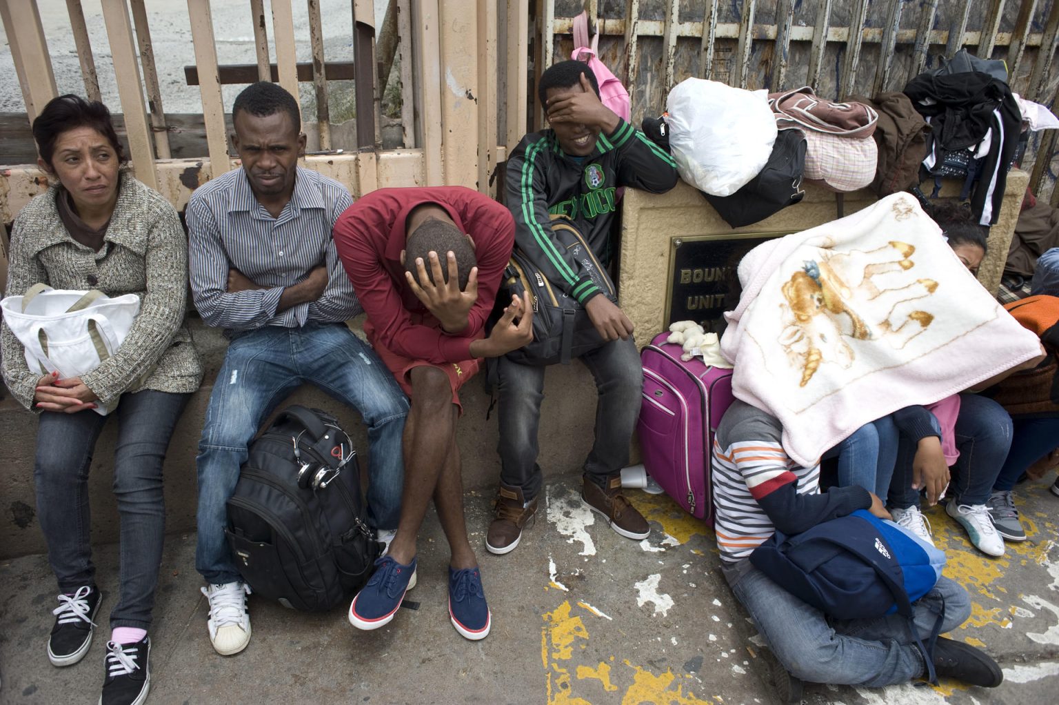 Imagen de archivo de imigrantes que esperan en la frontera entre México y Estados Unidos. EFE/DAVID MAUNG