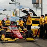 Fotografía cedida este sábado, 14 de septiembre, por la IndyCar, en la que se registró a un grupo de técnicos del equipo Chip Ganassi al revisar el monoplaza Honda que conduce el piloto español Álex Palou, en el autódromo de Nashville, en Lebanon (Tennesse, EE.UU.). EFE/Travis Hinkle/IndyCar