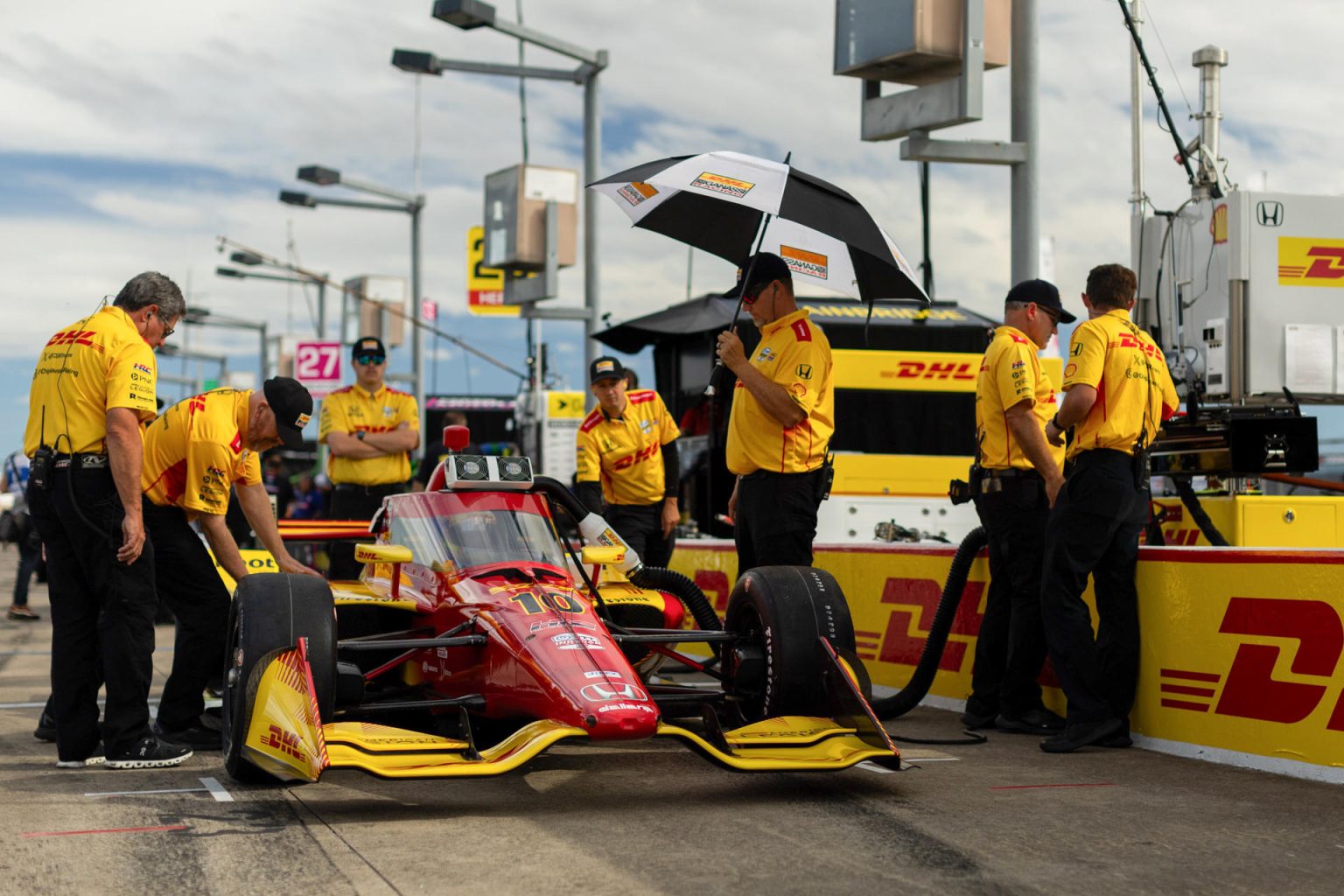 Fotografía cedida este sábado, 14 de septiembre, por la IndyCar, en la que se registró a un grupo de técnicos del equipo Chip Ganassi al revisar el monoplaza Honda que conduce el piloto español Álex Palou, en el autódromo de Nashville, en Lebanon (Tennesse, EE.UU.). EFE/Travis Hinkle/IndyCar