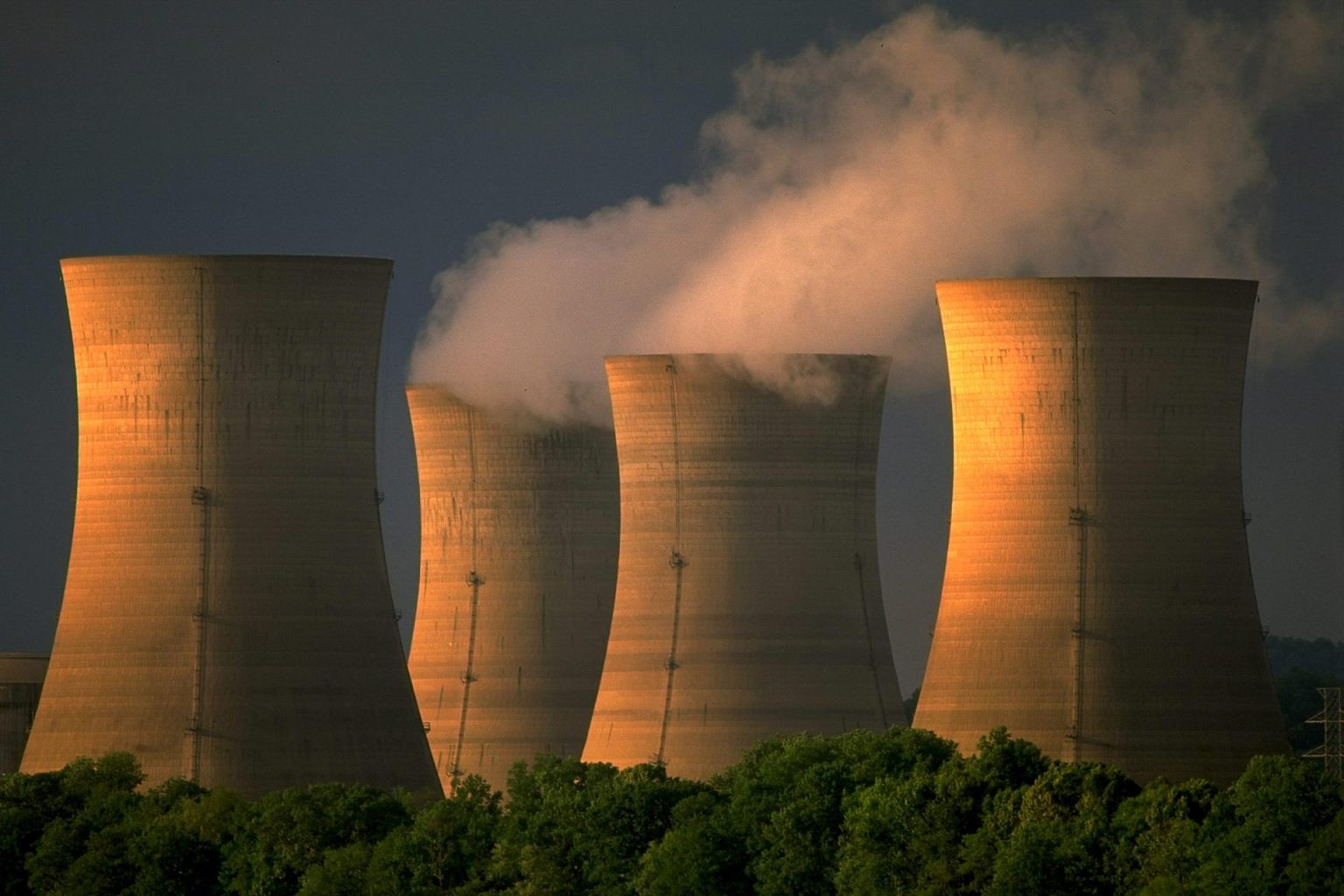 Imagen de archivo fechada el 14 de marzo de 2011 que muestra las torres de refrigeración de la central nuclear de Three Mile Island, cerca de Harrisburg, Pennsylvania, EE.UU. EFE/Jim Lo Scalzo