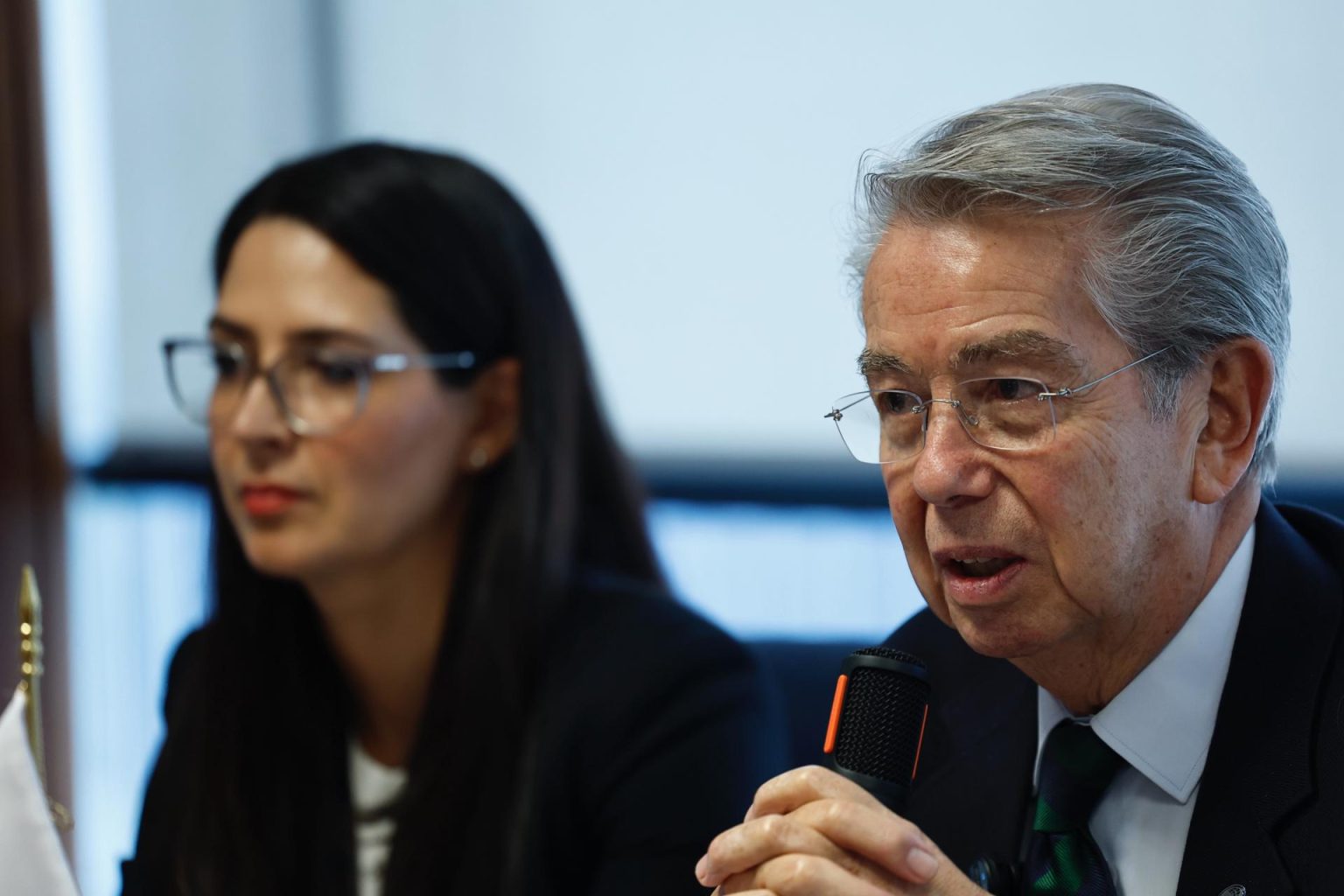 La vicepresidenta del Consejo Empresarial Mexicano de Comercio Exterior, Inversión y Tecnología (COMCE), Susana Duque (i), y el presidente ejecutivo de la COMCE, Sergio Contreras (d), participan en una rueda de prensa este martes en Ciudad de México (México). EFE/Sáshenka Gutiérrez