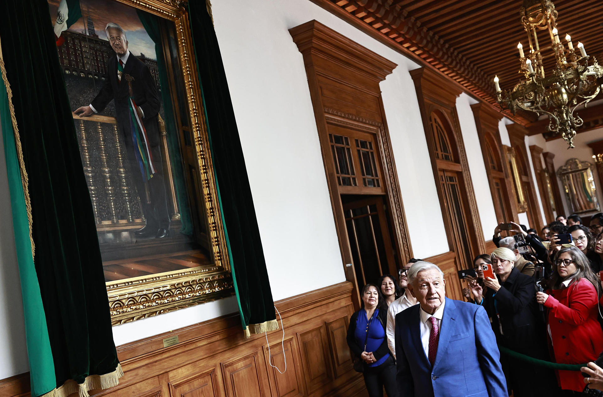 El presidente de México, Andrés Manuel López Obrador, habla frente a su retrato en el Palacio Nacional este lunes, en Ciudad de México (México). EFE/ Sáshenka Gutiérrez
