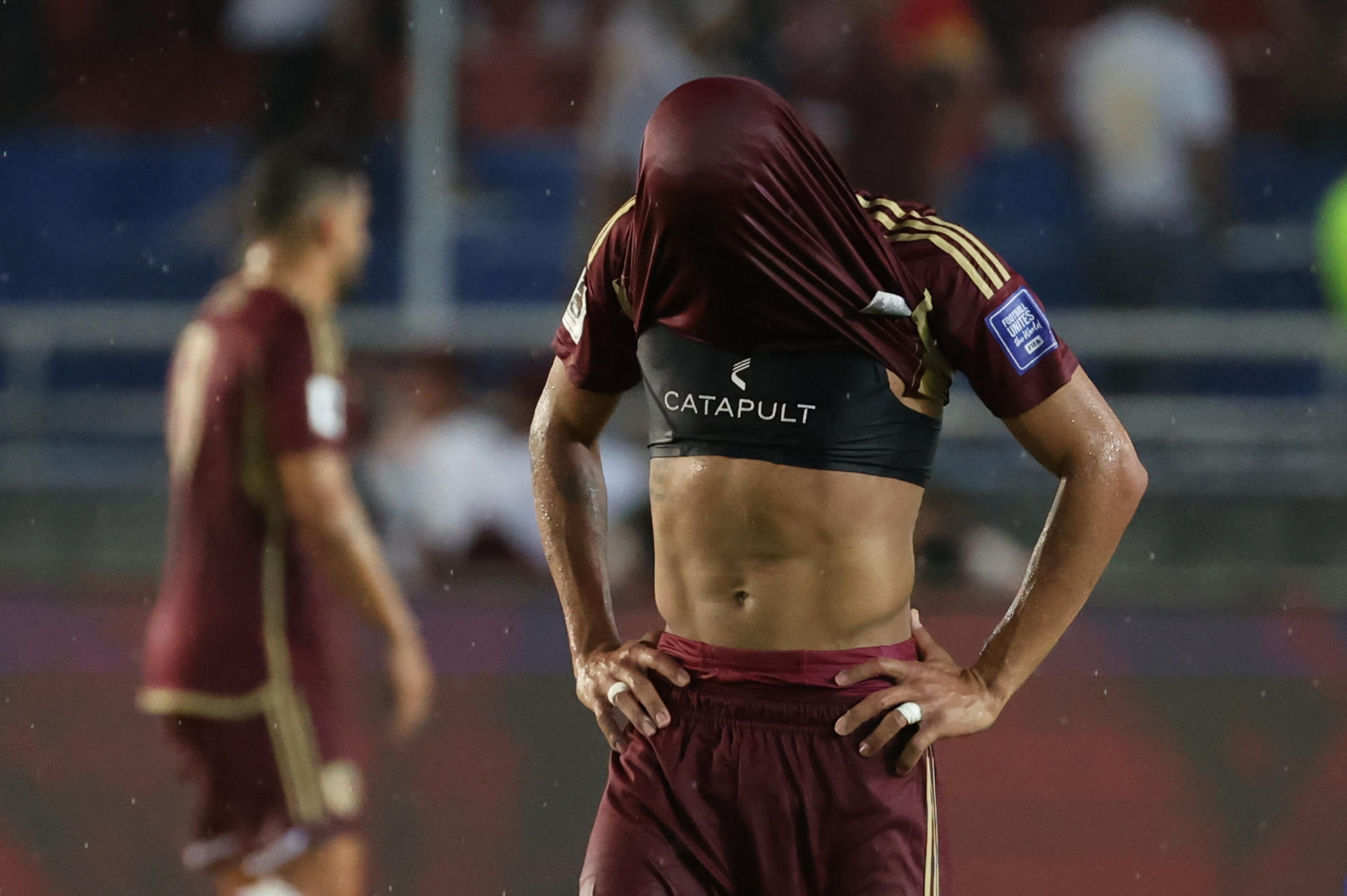 Yordan Osorio, defensa de Venezuela, fue registrado este martes, 10 de septiembre, al lamentar el empate sin goles con Uruguay, al final de un partido de las eliminatorias suramericanas al Mundial FIFA de 2026, en el estadio Monumental de Maturín (Venezuela). EFE/Miguel Gutiérrez
