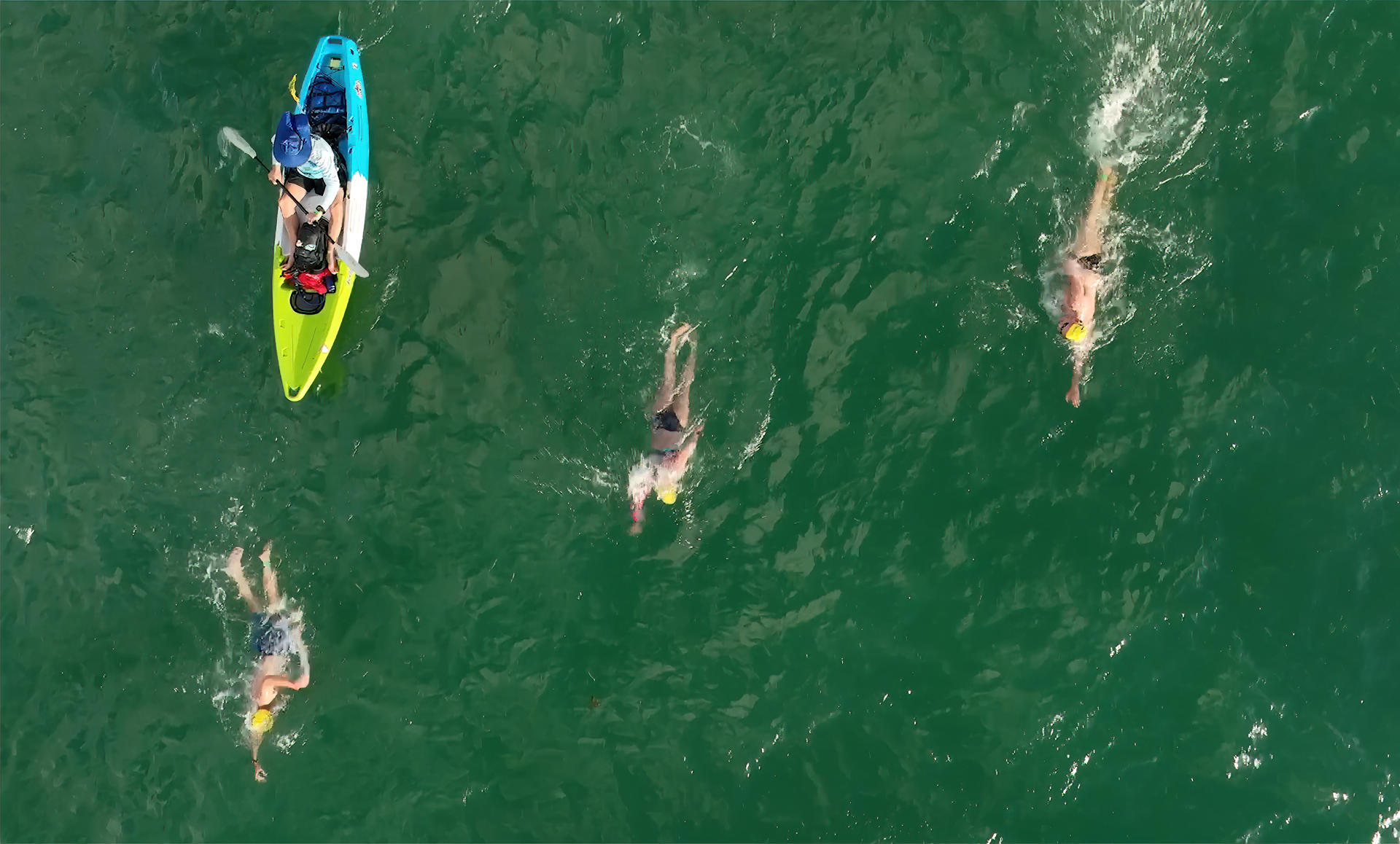 Fotografía cedida por la Oficina de Noticias de los Cayos de Florida de unos kayakistas mientras acompañan a nadadores durante el inicio de la travesía a nado hacia el faro Alligator, este sábado en Islamorada, Florida (EE. UU). EFE/Andy Newman/Oficina de Noticias de los Cayos de Florida /SOLO USO EDITORIAL /NO VENTAS /SOLO DISPONIBLE PARA ILUSTRAR LA NOTICIA QUE ACOMPAÑA /CRÉDITO OBLIGATORIO
