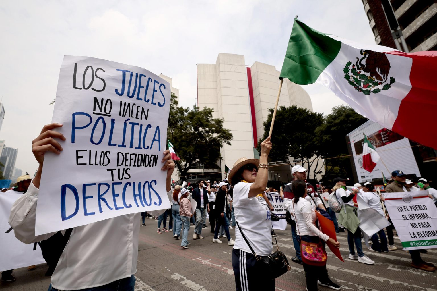 Personas protestan ante la Cámara de Senadores para mostrarse en contra de la reforma judicial en Ciudad de México (México). Imagen de archivo. EFE/José Méndez