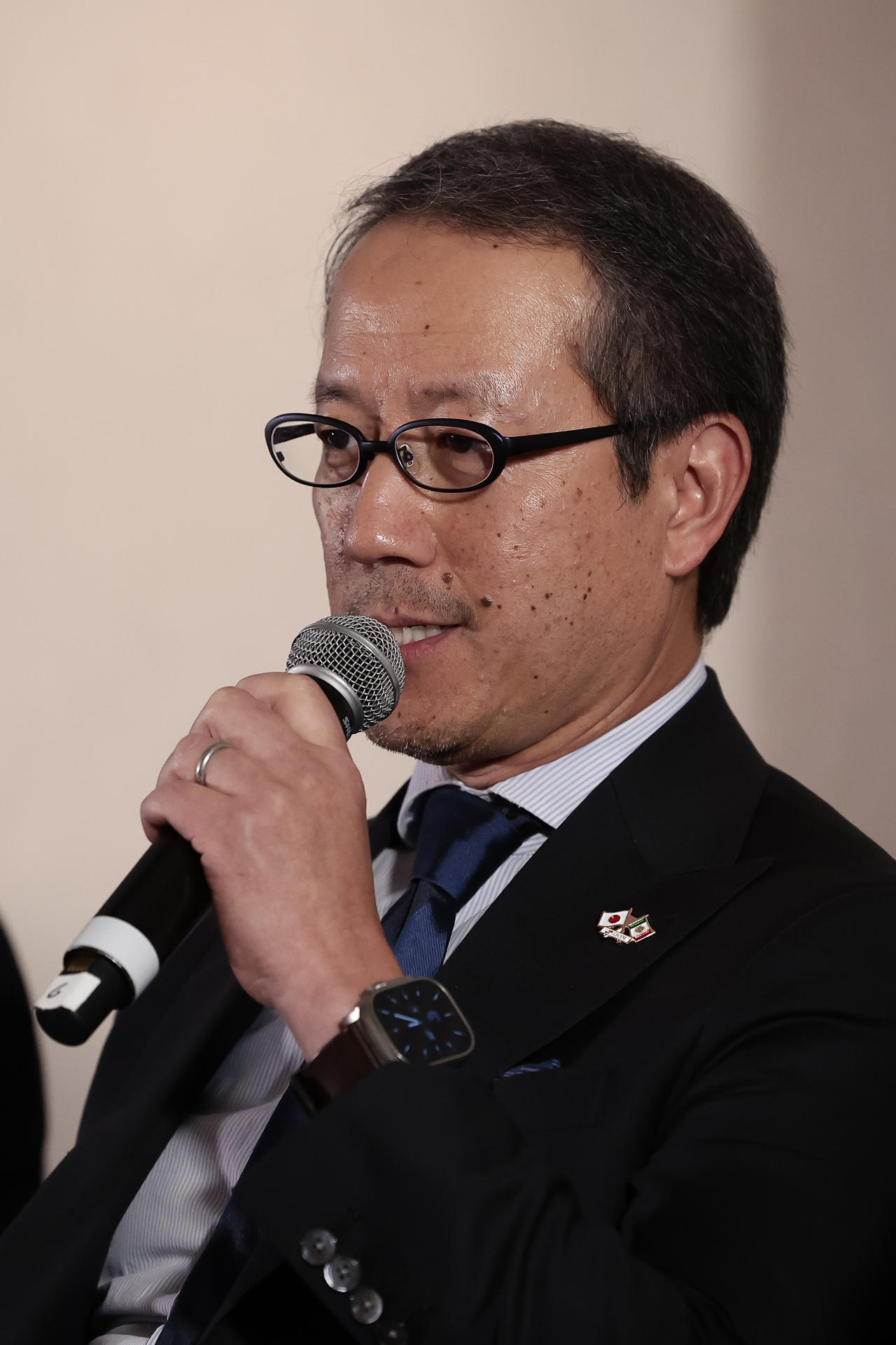 El presidente de la Cámara Japonesa de Comercio e Industria, Takaaki Kuga, habla durante una entrevista con EFE en el marco del "Foro de hidrógeno limpio Japón-México", en la Ciudad de México (México). EFE/José Méndez
