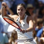 La estadounidense Emma Navarro celebra el triunfo ante Paula Badosa en el US Open. EFE/EPA/JOHN G. MABANGLO